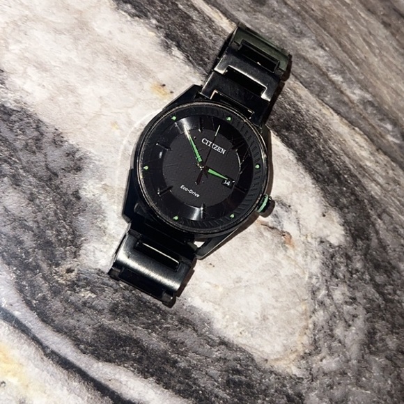 Citizen Eco-Drive watch with green detailing. - Picture 1 of 4